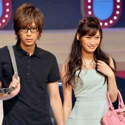 (左から)三浦翔平、大政絢