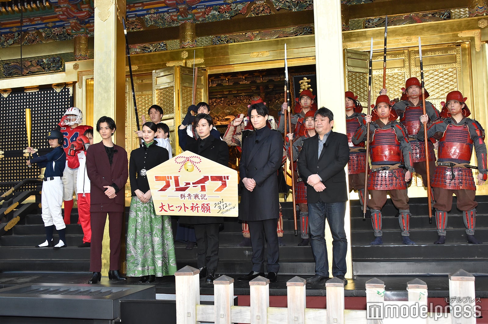 （左から）渡邊圭祐、山崎紘菜、新田真剣佑、鈴木伸之、本広克行監督（C）モデルプレス