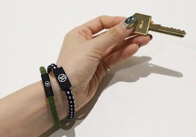 ダイソー 静電気軽減ブレスレット(ギンガム、ダーク) 静電気軽減ブレスレット(太丸) ダイソーのお洒落な静電気軽減ブレスレット(ギンガム、ダーク)と静電気軽減ブレスレット(太丸)