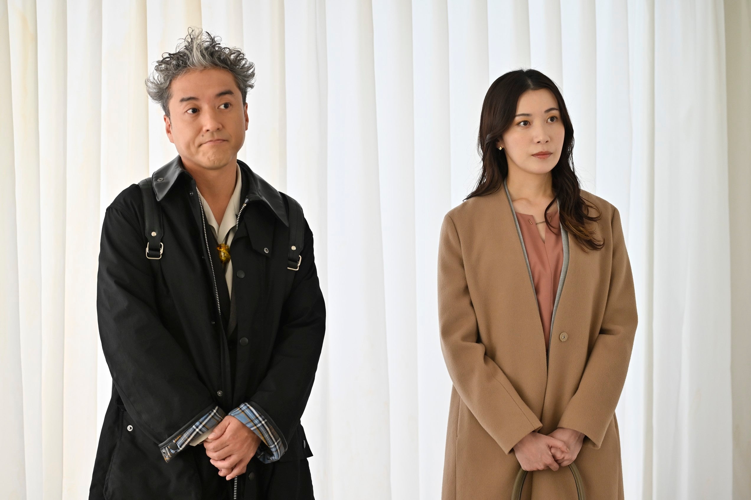 （左から）ムロツヨシ、村川絵梨「うちの弁護士は手がかかる」第8話より（C）フジテレビ