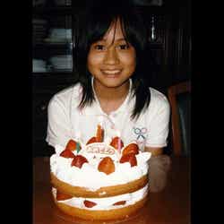 丸美屋「麻婆豆腐の素」の新CM「小さい頃の写真」編(前田、誕生日の写真)