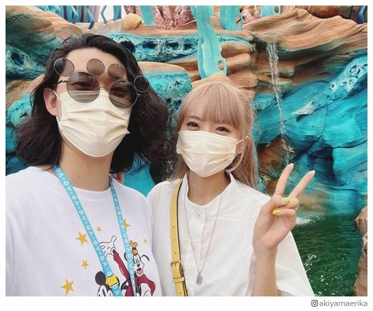 霜降り明星・粗品＆秋山衣梨佳夫婦、ディズニー満喫2ショットに反響「仲良い」「楽しそう」