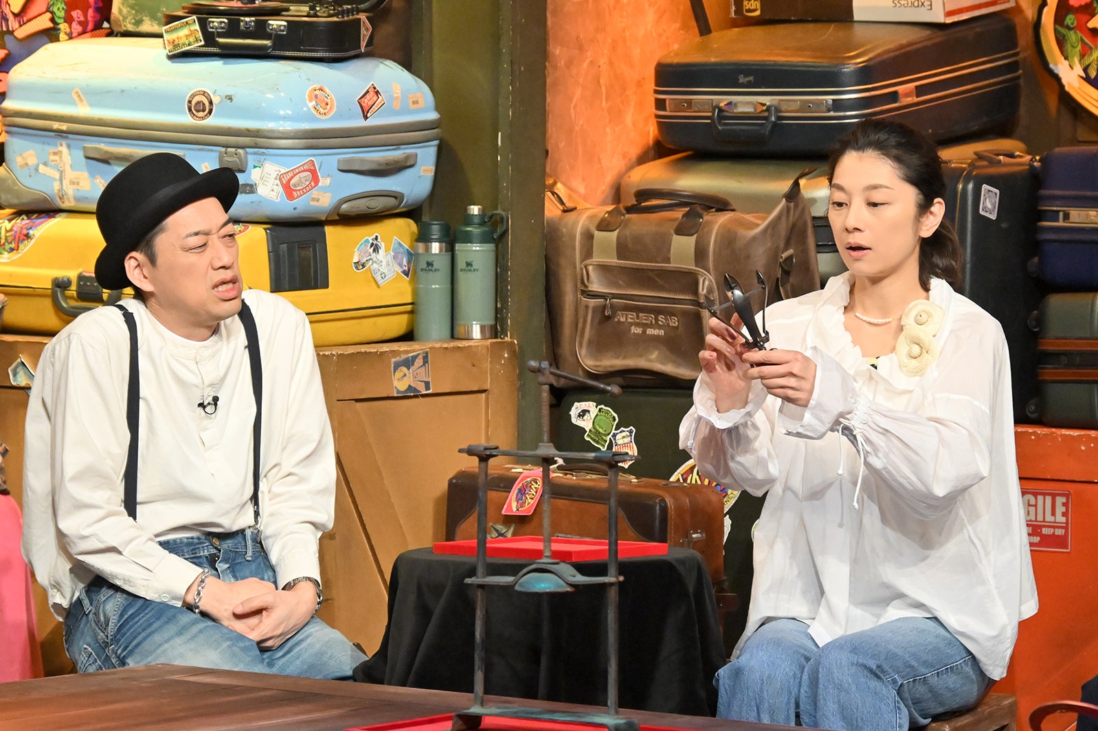 設楽統、小池栄子（C）TBS