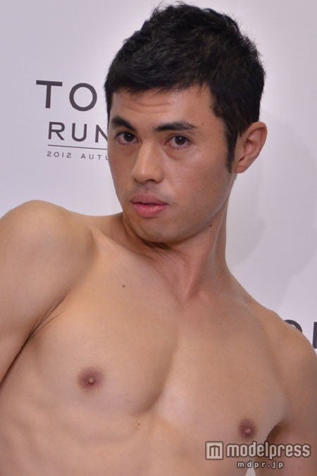 小島よしお、スギちゃん代役で華々しくランウェイデビューも新ギャグは不発