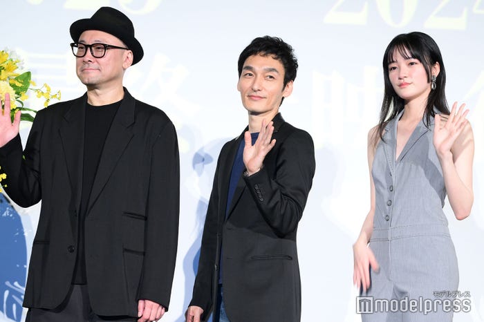 内田英治監督、草なぎ剛、服部樹咲(C)モデルプレス