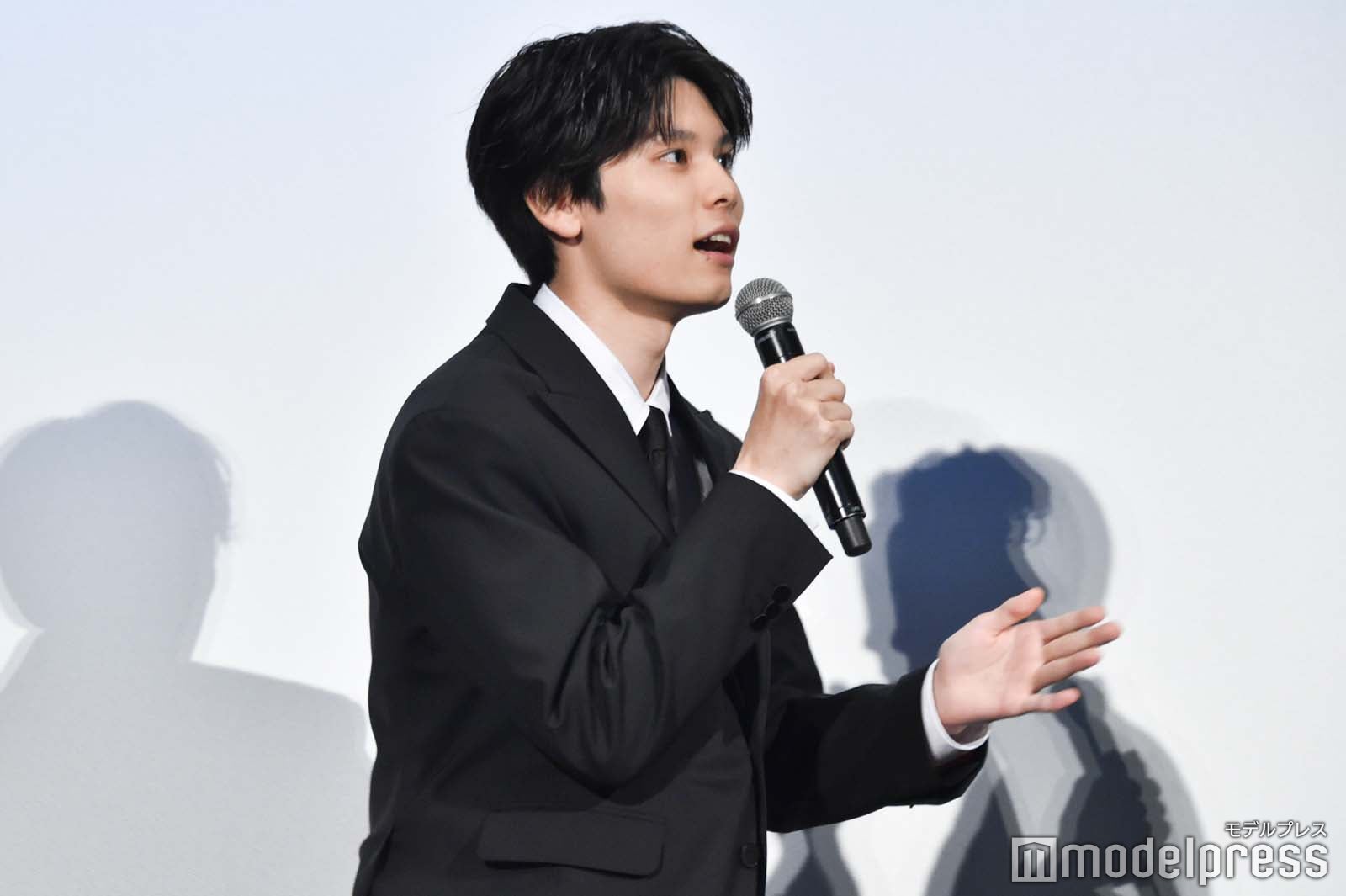 ひらきよが飼うなら犬より猫だと熱弁する萩原利久（C）モデルプレス