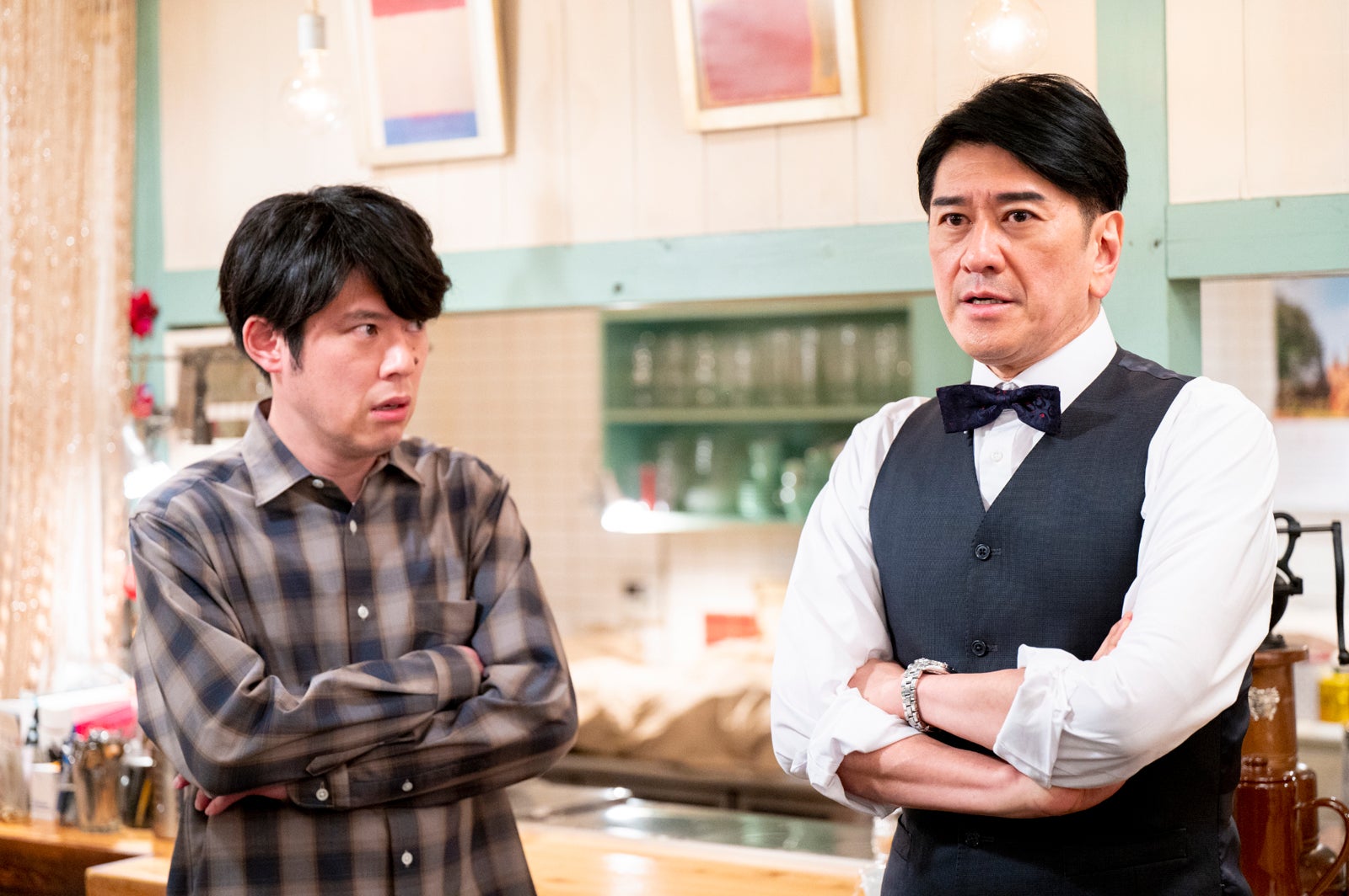 好井まさお、川崎麻世（C）映画「コーヒーはホワイトで」製作委員会