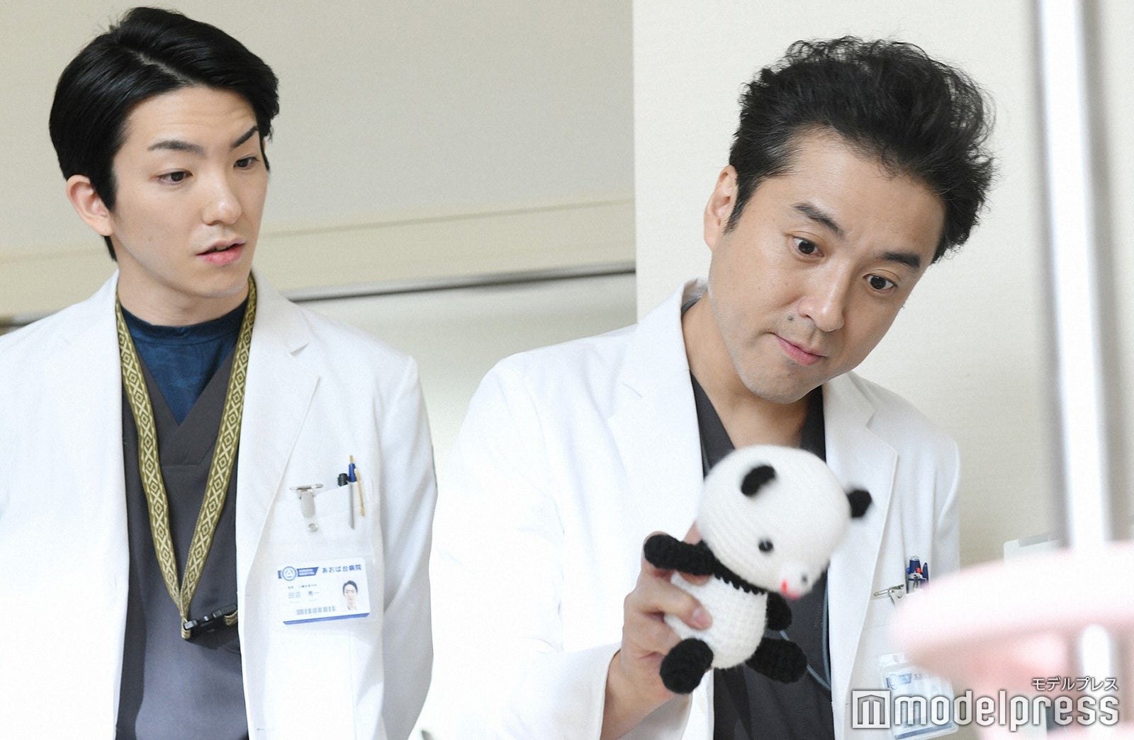 前田公輝、ムロツヨシ／「病室で念仏を唱えないでください」第8話より（C）TBS