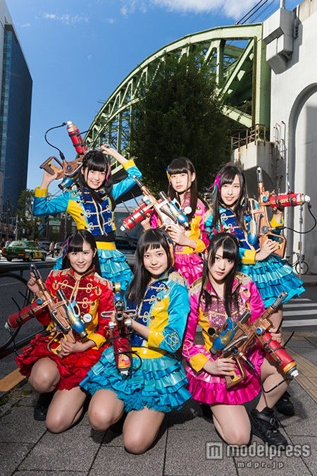 ホーム・秋葉原で撮影(画像提供:所属事務所)