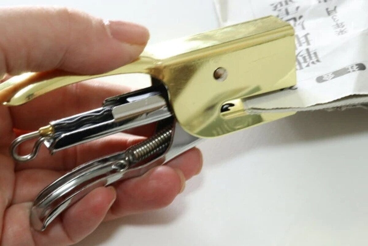 ダイソーレバー式ホッチキスを手で持って使用している様子 ダイソーレバー式ホッチキスを手で持って使用している様子