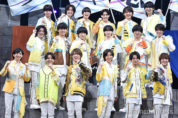 シャッターが切られる度に「おー!」と声を上げていた少年忍者/(上段左から)山井飛翔、檜山光成、長瀬結星、安嶋秀生、稲葉通陽、内村颯太(中段左から)瀧陽次朗、鈴木悠仁、小田将聖、川崎星輝、豊田陸人、ヴァサイェガ渉(下段左から)川崎皇輝、久保廉、黒田光輝、田村海琉、織山尚大、元木湧(C)モデルプレス