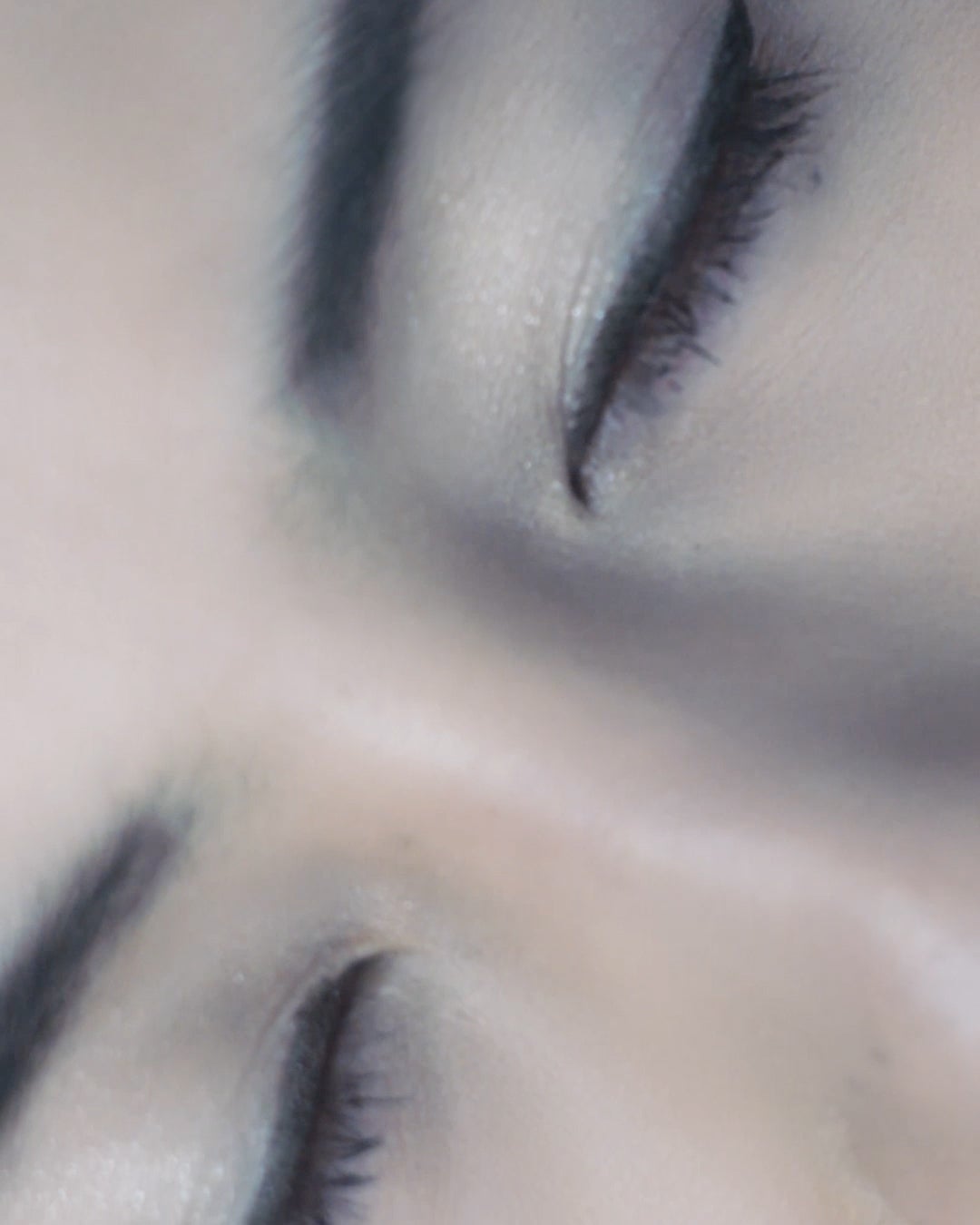 すっきりと引かれたアイライン