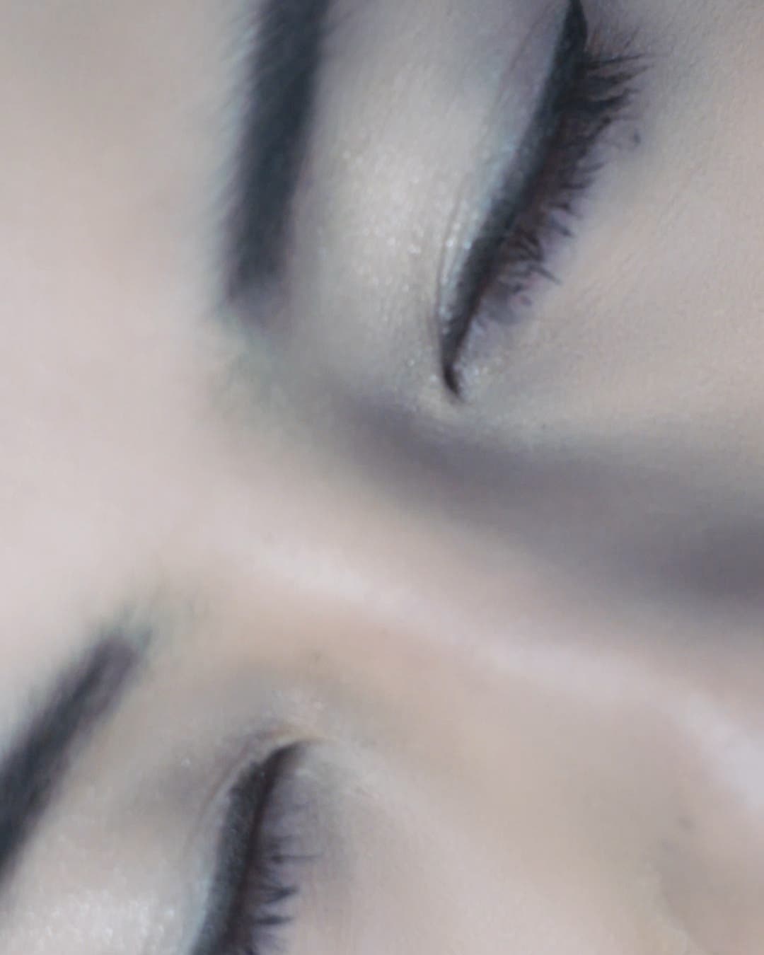 すっきりと引かれたアイライン