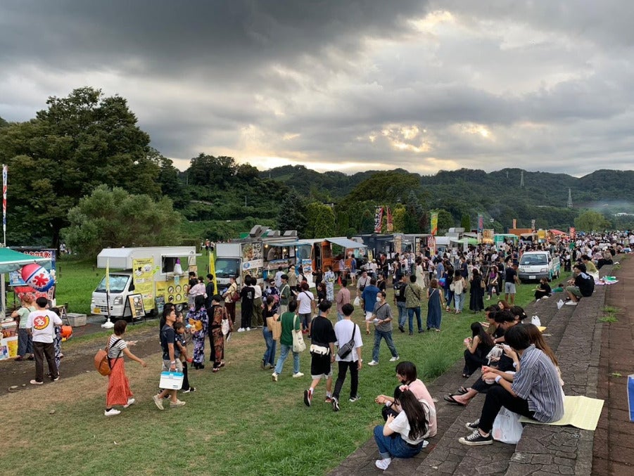 昼から楽しめるキッチンカーが立ち並ぶ／提供画像