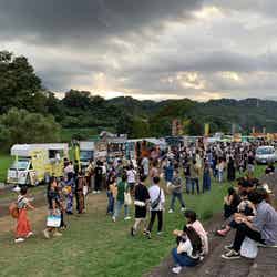 昼から楽しめるキッチンカーが立ち並ぶ/提供画像