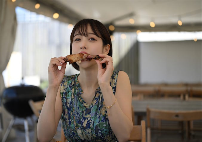 "自然体の鷲見玲奈"を切り取ったデジタル写真集が配信、撮影はキャスター・中川絵美里