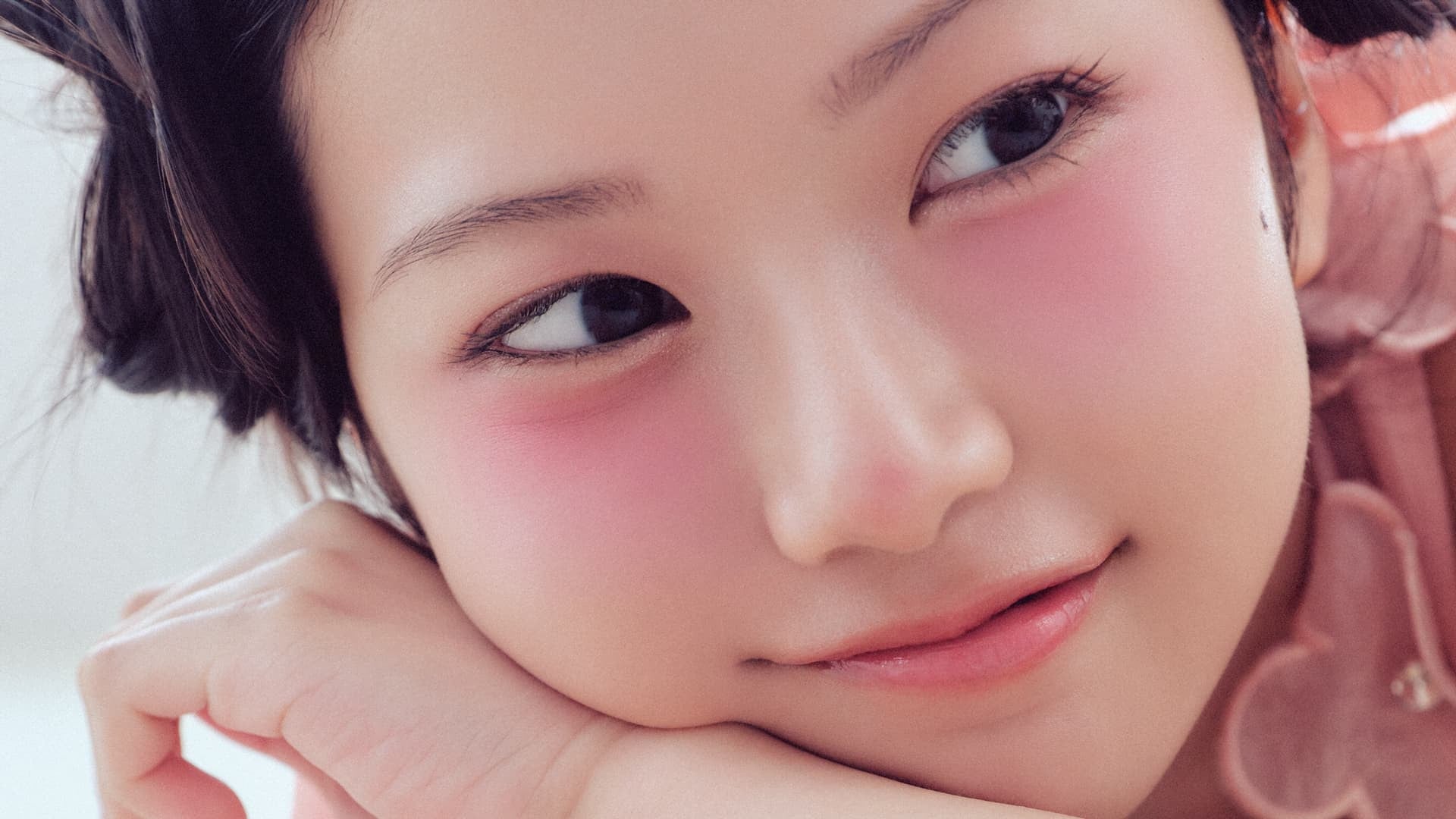 ほお以外の目元や鼻にもチークを♡ ワンテクで叶う【カシス色チーク】の活かし方