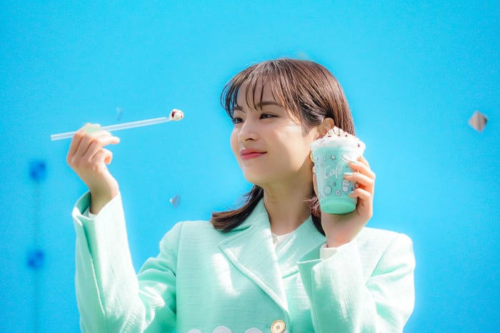 広瀬すず/新TVCM「マックカフェ『しあわせすぎるっ!チョコミント』」篇メイキングより(提供写真)