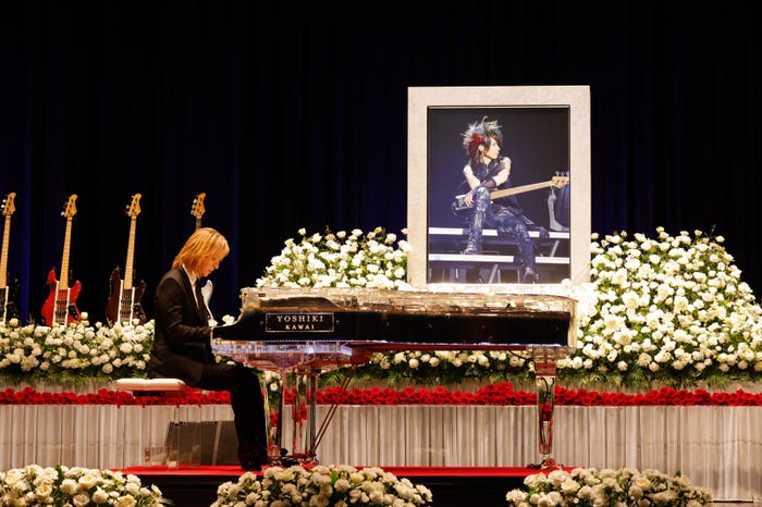 YOSHIKI「HEATH お別れ会-献花式 HEATH Farewell & Flower Offering Ceremony」(提供写真)