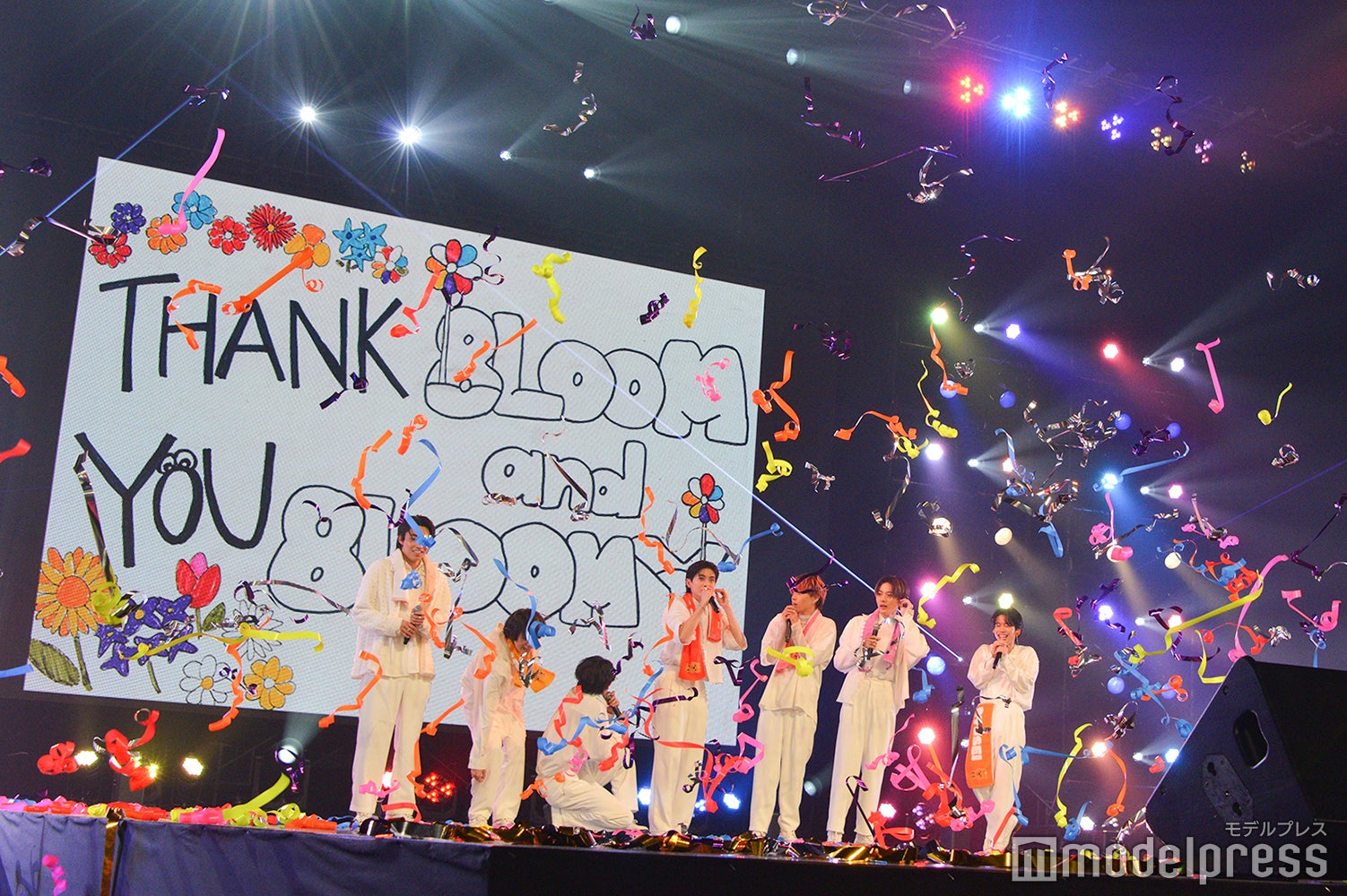 サプライズの特攻に驚く8LOOM （C）モデルプレス