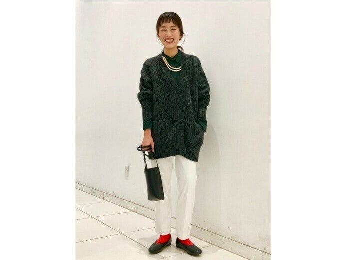 ホワイトパンツと合わせてざっくりしたカーデをスタイリッシュに　出典：StyleHint