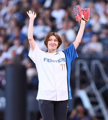 「さすがアスリートいい球投げるな」五輪沸かせた氷上の美女が見事なノーバン投球 反響「相変わらずお美しい」「めっちゃ綺麗でかっこいい」「顔ちっちゃー」