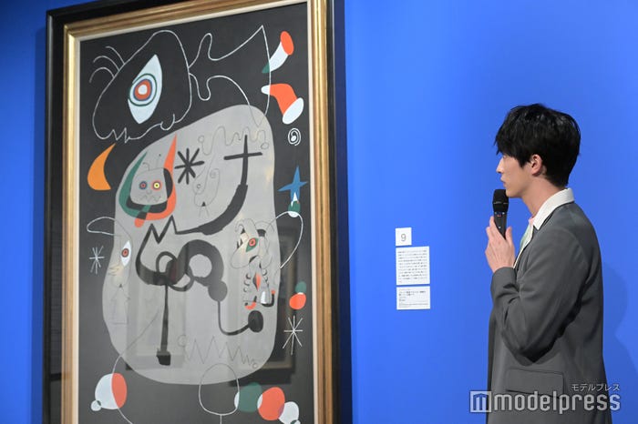 ミロの絵と杉野遥亮 (C)モデルプレス