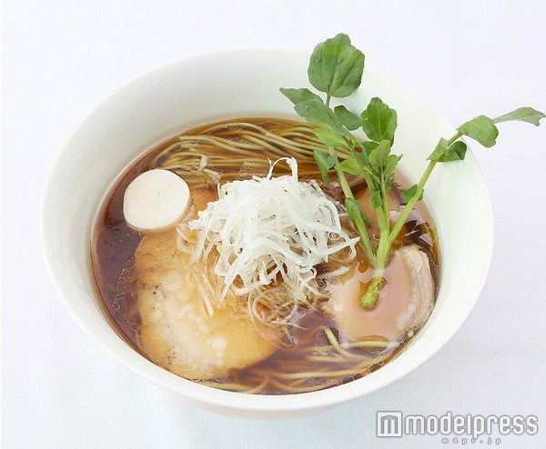 アグー豚醤油ラーメン800円（税込）／画像提供：ブンブンブラウカフェウィズビーハイブ