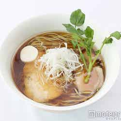 アグー豚醤油ラーメン800円(税込)/画像提供:ブンブンブラウカフェウィズビーハイブ