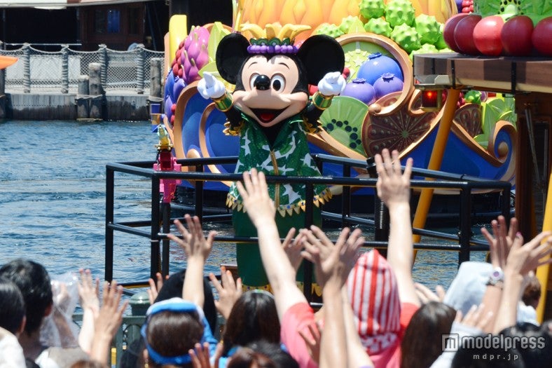 一緒に踊って盛り上がるミッキー