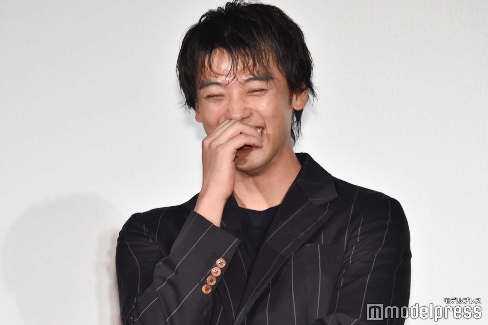 爆笑する竹内涼真（C）モデルプレス