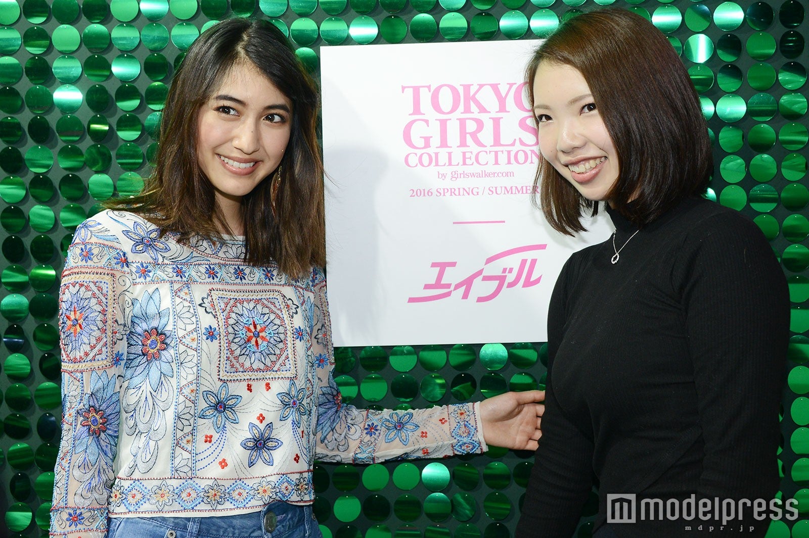 有末麻祐子と2ショット撮影（C）モデルプレス