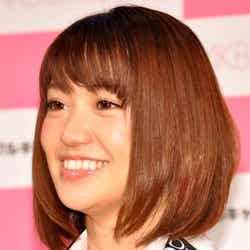 赤ちゃんを抱くAKB48大島優子