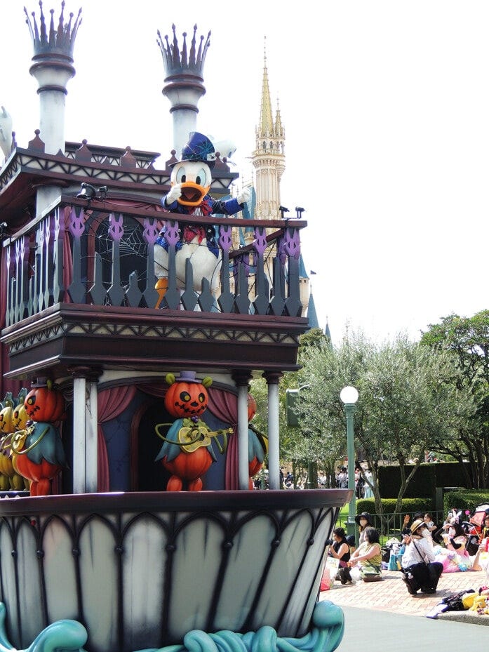 ドナルドダックとデイジーダックのフロートがやって来ました