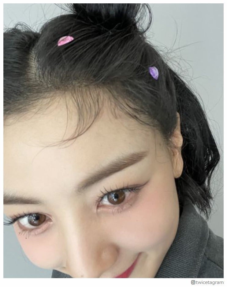 TWICEジヒョ、“ミニお団子ヘア”のオフショット「真似したい」「表情まで可愛い」と世界中で反響