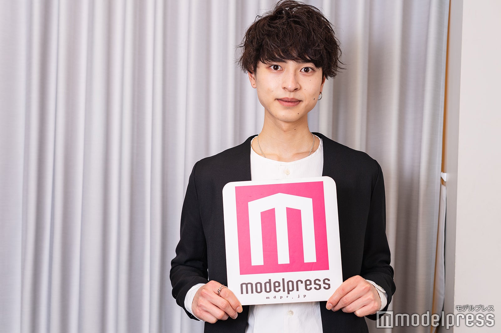 新納侃さん（C）モデルプレス