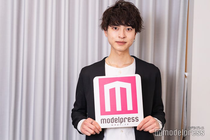 新納侃さん(C)モデルプレス