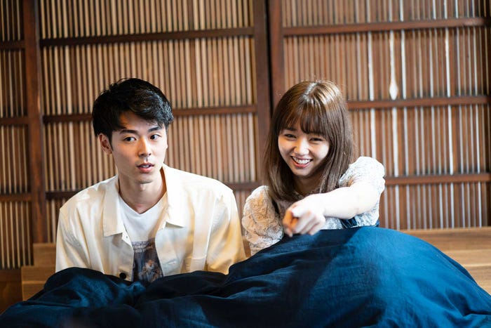 北條慶、江野沢愛美『恋愛ドラマな恋がしたい~Kiss On The Bed~』(C)AbemaTV, Inc.