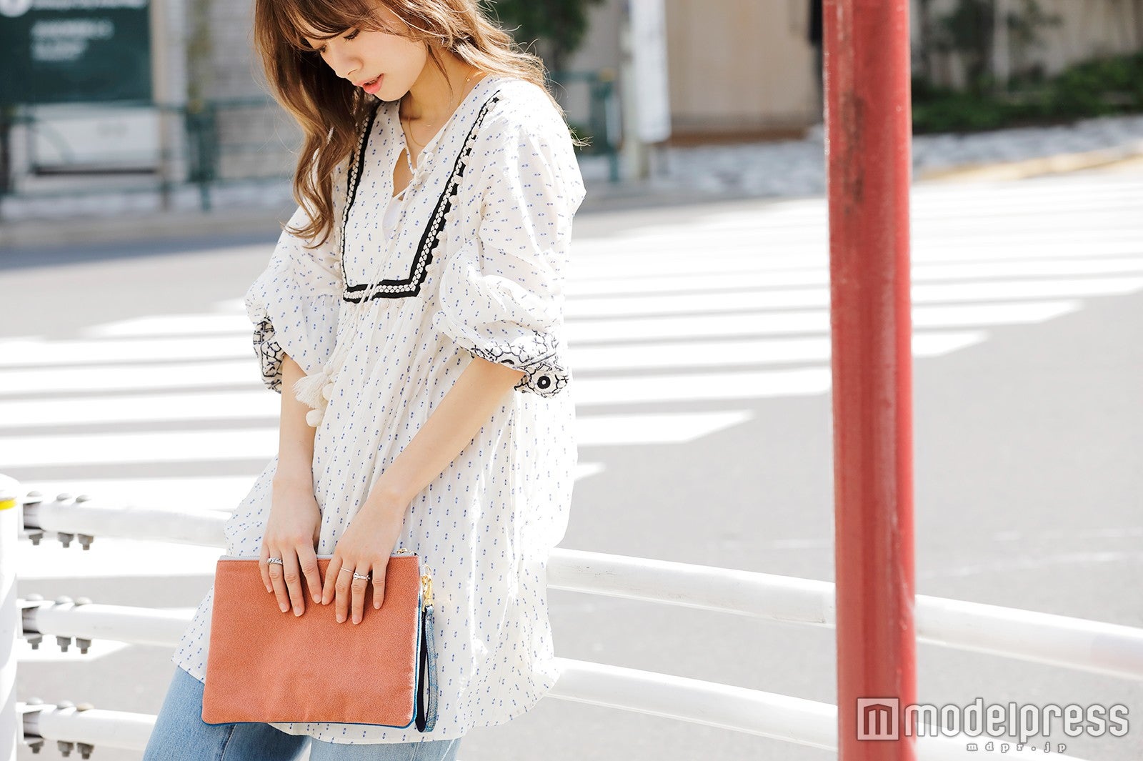 『motion』を裏返すとおしゃれなオレンジに（C）モデルプレス