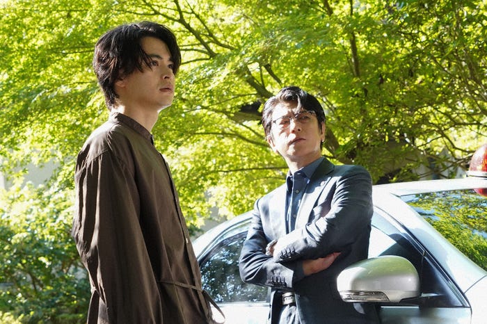 瀬戸康史、及川光博 「霊媒探偵・城塚翡翠」第2話より(C)日本テレビ