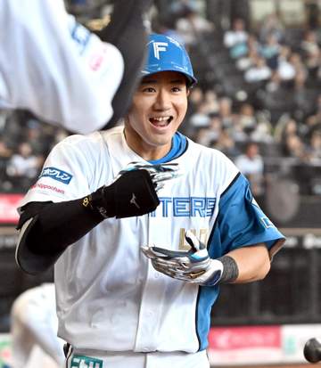日本ハム・ドラ3大塚、出場5戦3発のアーチ量産 新ポーズも披露「自分の家はそば屋ですし…」