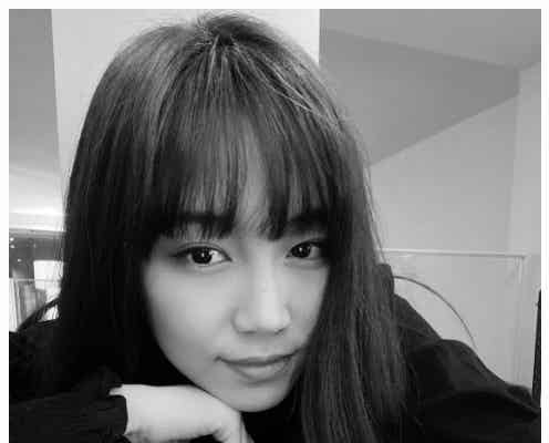 E-girls鷲尾伶菜、セルフカットで前髪復活「メンバーからすすめられて」 ファンから歓喜の声
