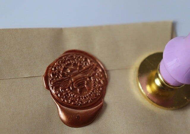 100円ショップ　100均　100円　百円　百円ショップ　便利　優秀　使える　おすすめ　オススメ　レビュー　人気　セリア　seria　シーリングワックス　押し型　ミツバチ　デザイン