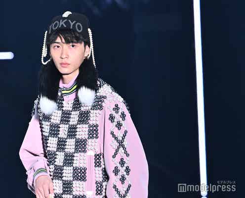 野村康太、抜群スタイル映えるハーフパンツ×リボンソックス姿【TGC2025S/S】