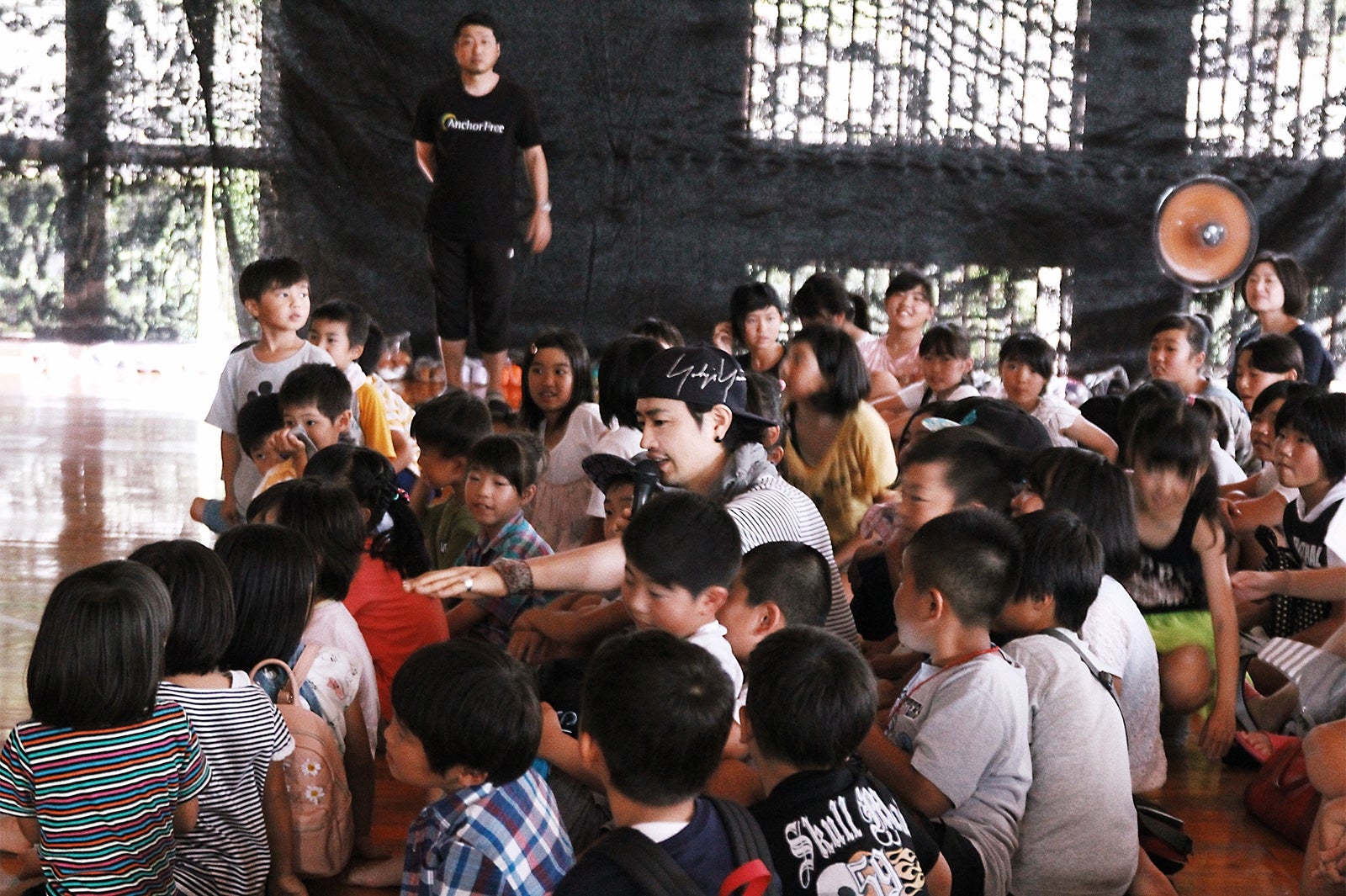 小学校を訪問（提供写真）