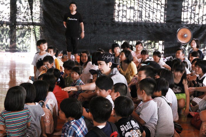 小学校を訪問(提供写真)