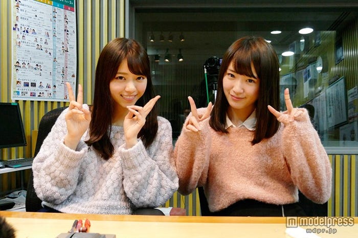 単独ラジオパーソナリティに挑戦した西野七瀬(左)、サプライズ登場した高山一実(右)