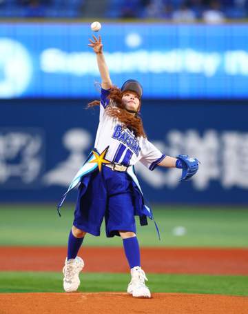 きゃりーぱみゅぱみゅ始球式 帽子3枚重ねる唯一無二ファッション！「Kが3つで、KKKで三振。三振を取るぞっていう思いで」
