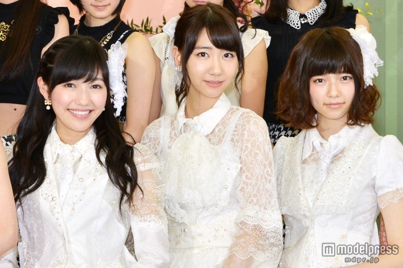 （左より）渡辺麻友、柏木由紀、島崎遥香