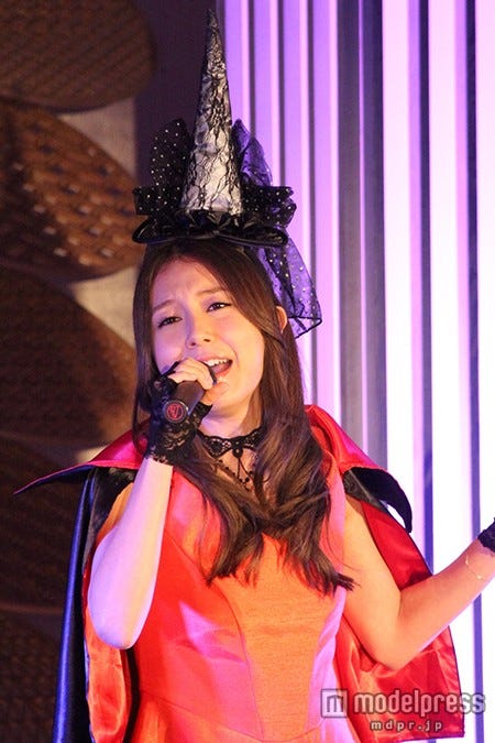 ハロウィン衣装で新曲を熱唱するMay J.